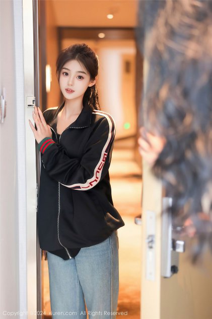 吊带裙的丰满美女海报